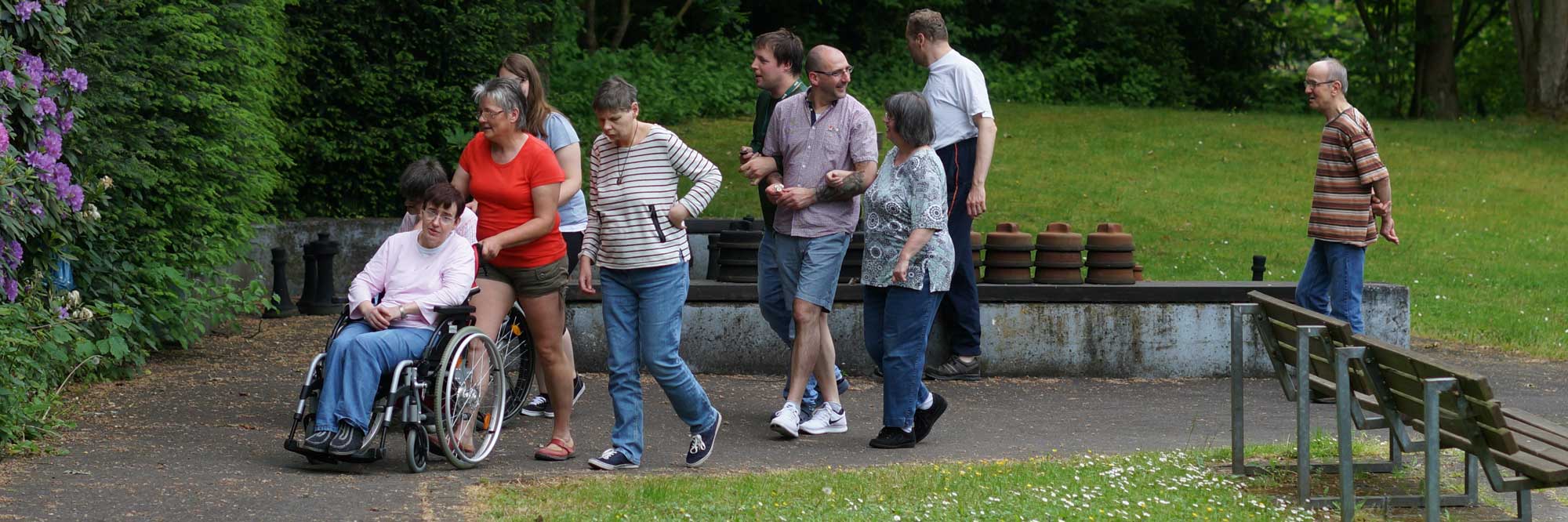 Gemeinsam essen Eine Gruppe von Menschen sitzt auf der Terrasse an einem Tisch und nimmt gemeinsam eine Mahlzeit ein.