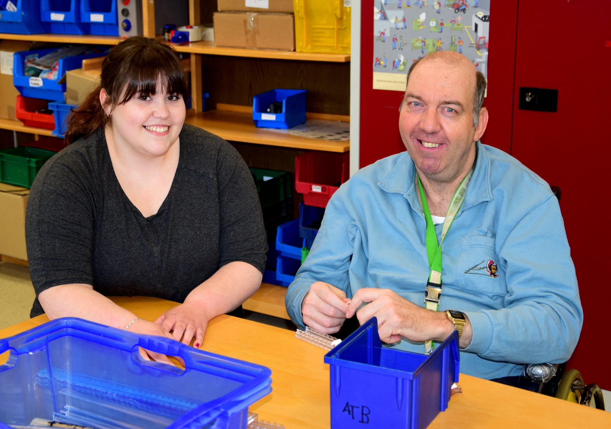 Jennifer Hruschka arbeitet mit Matthias Link im Wohnheim der bhw in Bad Salzhausen.