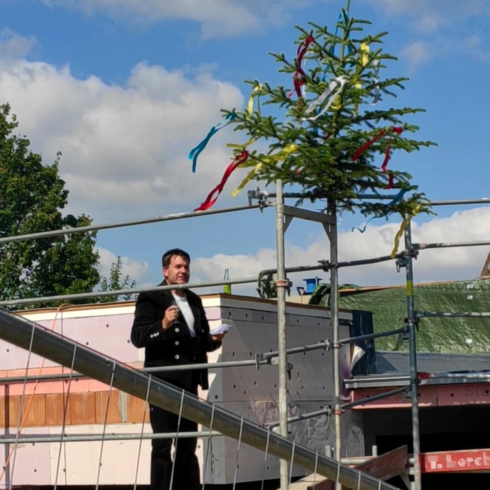 Richtfest: Der Zimmermann weiht den neuen Anbau der Kita Sonnenschein.