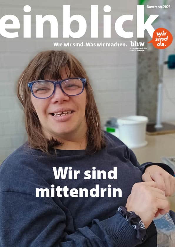 Auf der Titelseite vom einblick ist eine Frau zu sehen, die in die Kamera schaut und lacht. Oben steht groß "einblick". In der Mitte steht: Wir sind mittendrin.