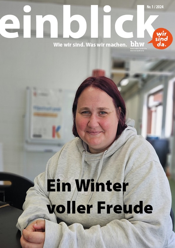 Das Titelbild vom Magazin "einblick" zeig eine junge Frau mit einem grauen Pullover, die an einem Tisch sitzt. Die Frau schaut freundlich in die Kamera. Auf dem Bild steht oben in weiß "Einblick" Nr. 1/2024 und unten in schwarz "Ein Winter voller Freude".